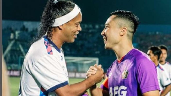Kapten Persik Kediri Arthur Irawan dan Ronaldinho
