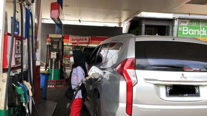 Mobil mewah beli solar Subsidi disalah satu SPBU di Jakarta.