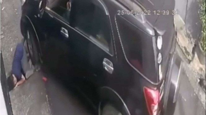 Viral bocah terlindas mobil saat ambil bola di selokan