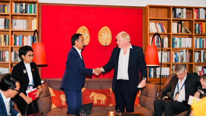 Presiden Joko Widodo bertemu dengan Perdana Menteri Inggris Boris Johnson di Elmau, Jerman.