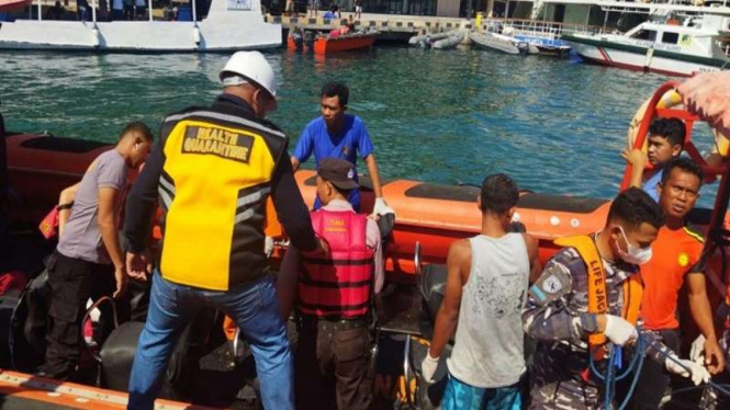 Tim SAR Gabungan mengevakuasi korban tenggelamnya kapal wisata