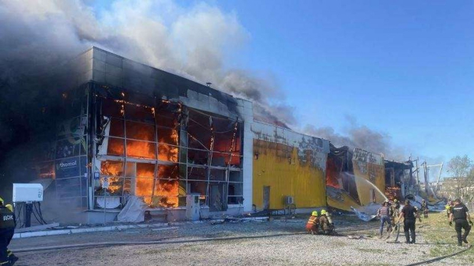 VIVA Militer: Mall di Kremenchuk, Ukraina, hancur dihantam rudal militer Rusia