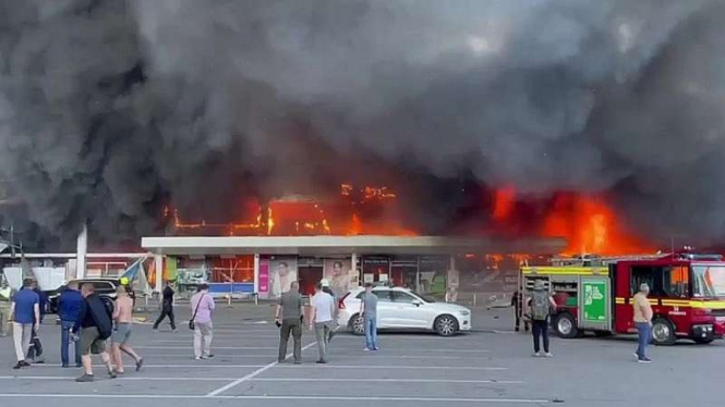 VIVA Militer: Mall di Kremenchuk, Ukraina, hancur dihantam rudal militer Rusia