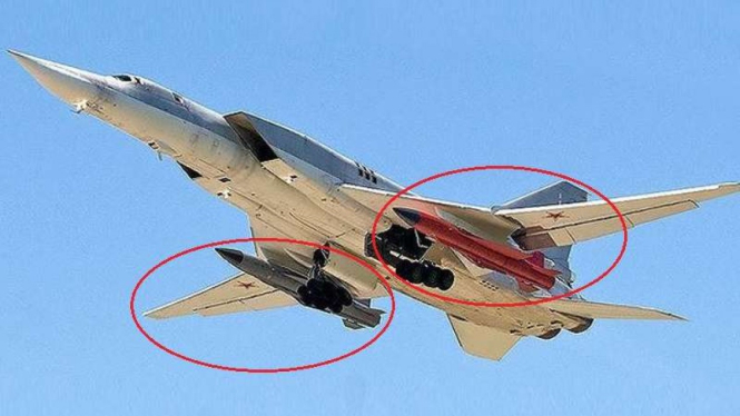 VIVA Militer: Pesawat pembom Tupolev Tu-22M3 membawa rudal Raduga Kh-22