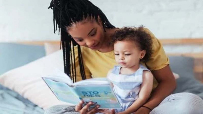 Membaca buku bersama anak