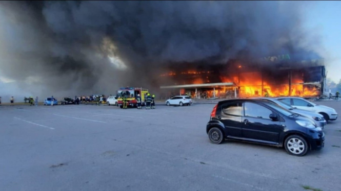 Api membakar pusat perbelanjaan di Kremenchuk, Ukraina klaim ini akibat serangan rudal Rusia.