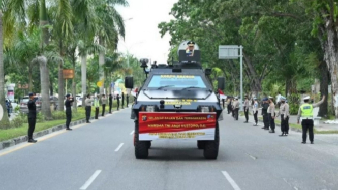 VIVA Militer: Marsma TNI Andi Kustoro diarak dengan Baracuda Brimob 