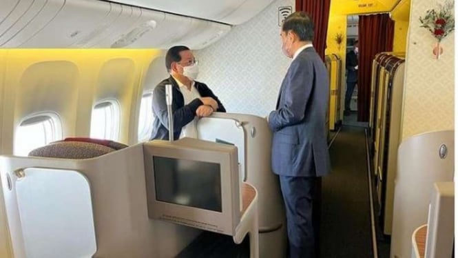 Presiden Jokowi dalam perjalanan di kereta ke Polandia