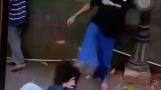 Tangkapan layar video viral kekerasan terhadap remaja putri di Bogor