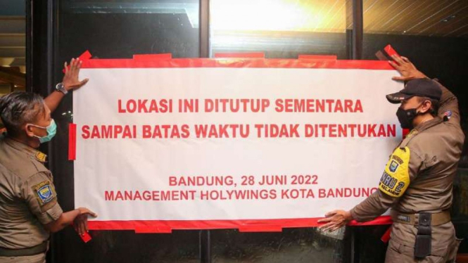 Penutupan Holywings Bandung oleh pihak manajemen
