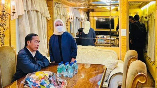 Presiden Jokowi dan Ibu Negara Iriana di kereta api menuju Ukraina.