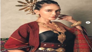 Cantiknya Luna Maya dalam Balutan Kain Ulos, Dipuji Banyak Warganet