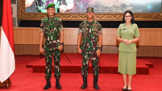Panglima TNI Jenderal Andika Perkasa bersama Danrem 172/PWY Brigjen JO Sembiring
