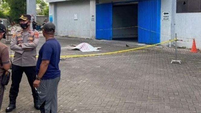Polisi mengamankan TKP jatuhnya mahasiswi dari atas Gedung Graha Pena Makassar