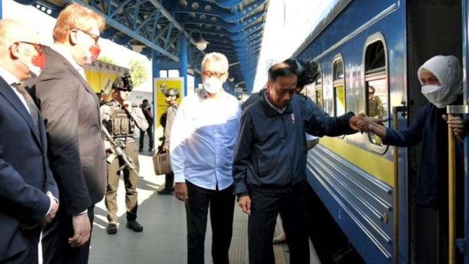 Presiden Jokowi dan Iriana tiba di Stasiun Central Kiev, Ukraina 