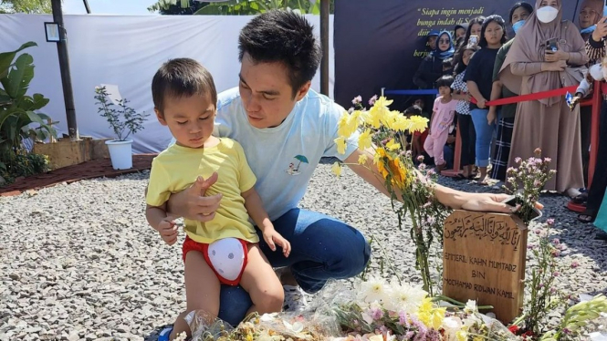 Baim Wong ajak Kiano ziarah ke makam Eril.