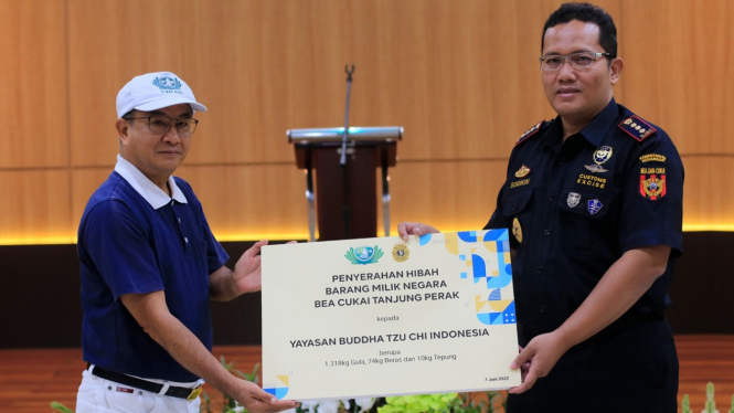 Kegiatan serah terima barang secara simbolis oleh Kepala Kantor Bea Cukai Tanjung Perak, Sodikin kepada Wakil Ketua Umum Yayasan Buddha Tzu Chi Surabaya pada Selasa, 7 Juni 2022.