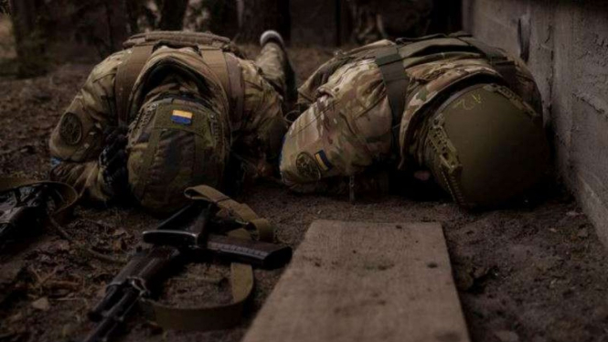 VIVA Militer: Tentara Ukraina berlindung dari serangan rudal militer Rusia