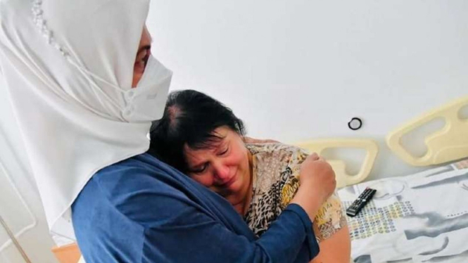 Wanita Ukraina korban perang menangis di pelukan ibu negara Iriana