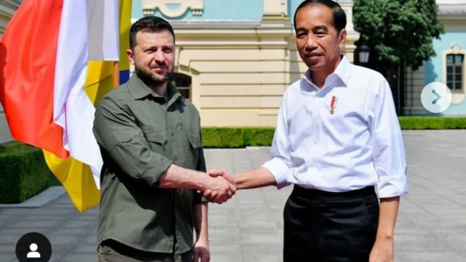 Presiden Ukraina Volodymyr Zelensky bersalaman dengan Presiden Jokowi