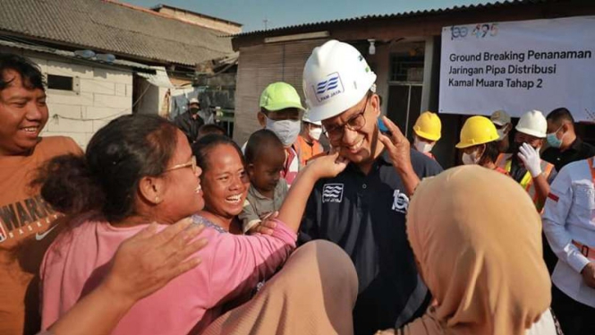 Anies Baswedan saat syukuran pipa air bersih di Kamal Muara, Jakut