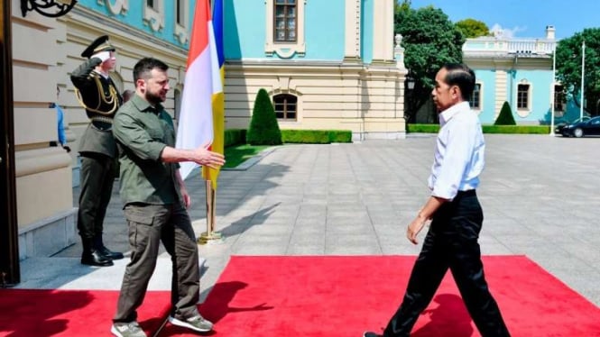 Presiden Volodymyr Zelensky menyambut kedatangan Presiden Jokowi di Kiev