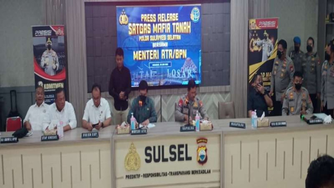 Kapolda Sulsel dan Menteri ATR/BPN saat jumpa pers kasus mafia tanah
