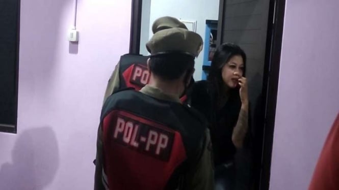 Satpol PP Kabupaten Cirebon menggerebek pasangan mesum di kamar kos