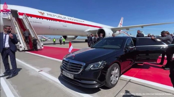 Mercedes-Benz S600 Guard Presiden Jokowi di Rusia