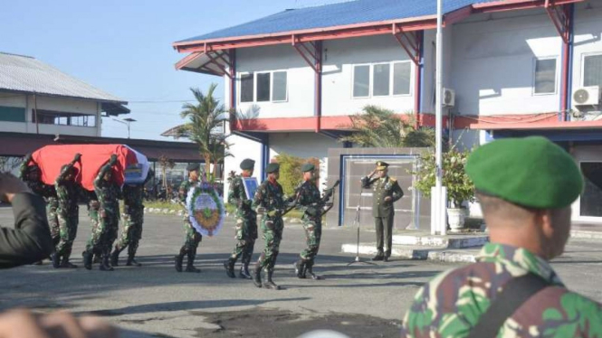 VIVA Militer: Danrem 172/PWY Brigjen TNI J.O Sembiring lepas jenazah Pratu Beryl