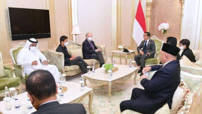 Presiden Jokowi berdialog dengan para investor di Hotel Emirates Palace, UEA