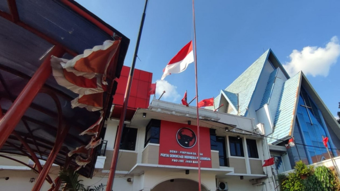 DPD PDIP Jawa Barat gelar bendera setengah tiang karena Tjahjo Kumolo wafat.