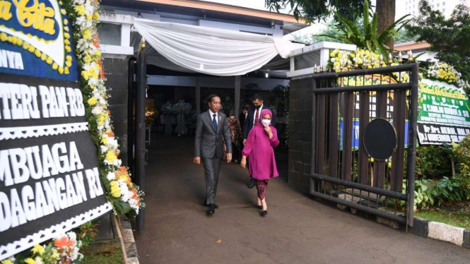 Presiden Jokowi dan Ibu Negara Iriana Takziah ke Rumah Tjahjo Kumolo
