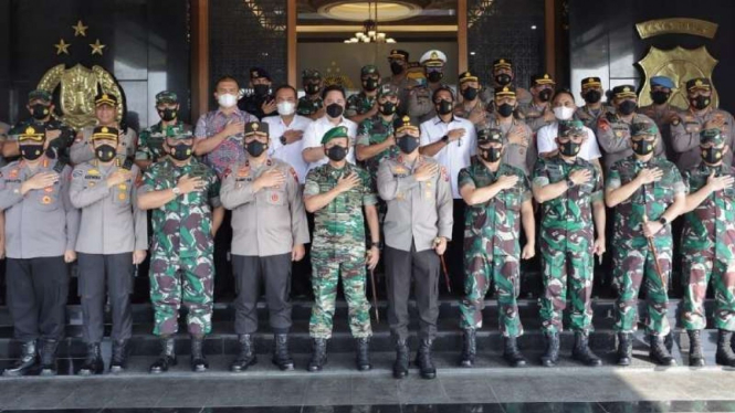  Pimpinan dan prajurit TNI AL sampaikan ucapan Hari Bhayangkara di Mapolda Jatim