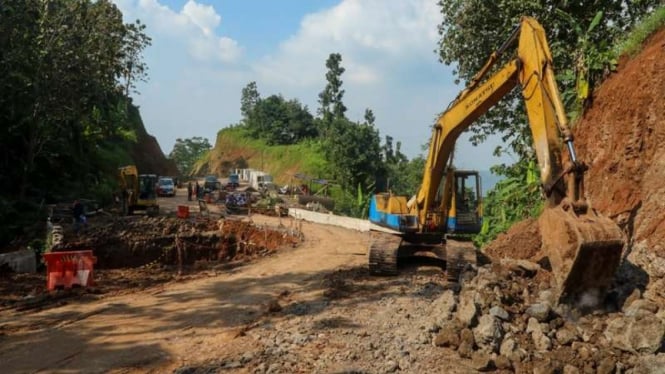 Perbaikan jalan di Jawa Tengah