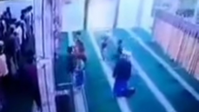 Viral Bapak-bapak pukul anak kecil di masjid