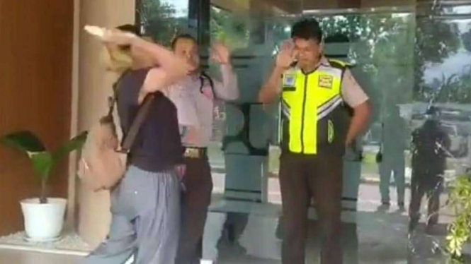 Tangkapan layar saat Ni Kadek Sri Dewi melempar bangkai ko ke kantor BWS.
