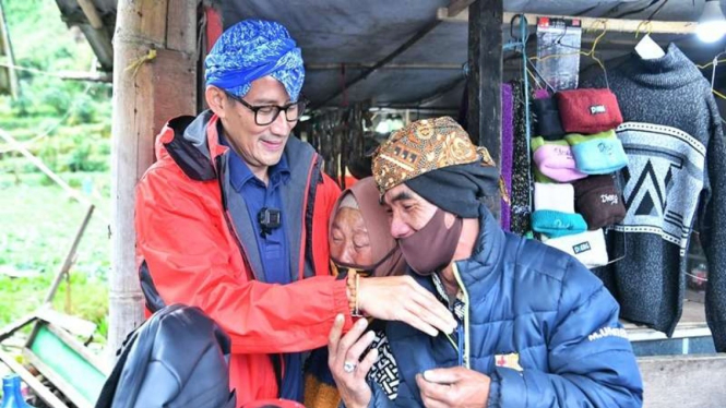 Menparekraf Sandiaga Uno membantu pedagang warung kopi tertua di Wonosobo