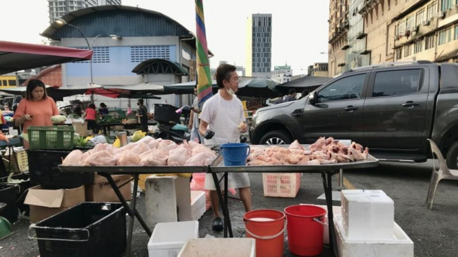 Pedagang ayam segar berjualan di Pasar Pudu, Kuala Lumpur, Kamis (2/6/2022). Pemerinta Malaysia mulai menjalankan larangan ekspor ayam per 1 Juni menyusul isu kekurangan pasokan beberapa bulan terakhir.