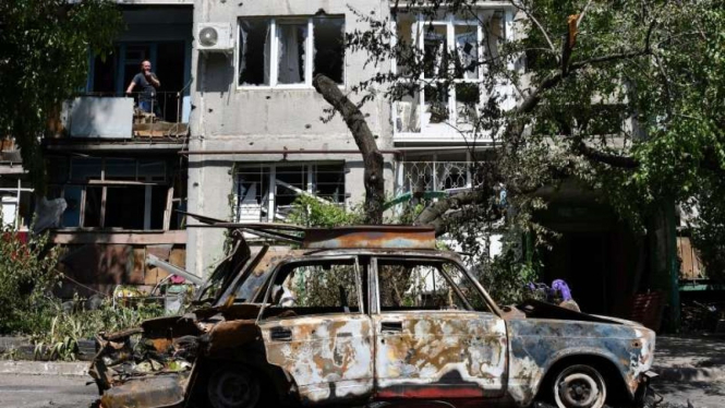 Mobil hancur di depan gedung apartemen di Sloviansk, Ukraina