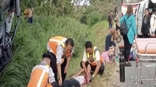 Kecelakaan antara truk ayam dan bus di Tol Cipali, Minggu, 3 Juli 2022.