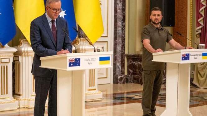 PM Australia Anthony Albanese dan Presiden Ukraina Volodymyr Zelensky di Kiev