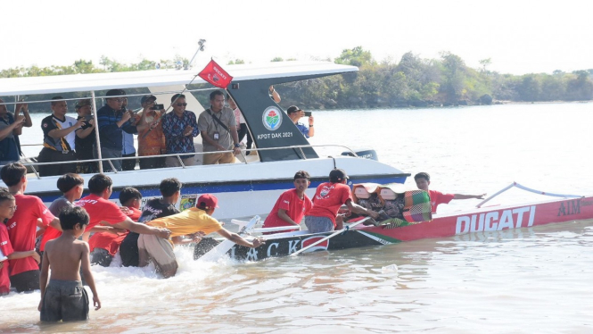 Balap sampan tradisional di Lombok.