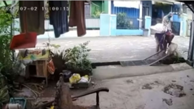 Viral Dua Oknum Pemulung Mencuri Besi Penutup Selokan Terekam CCTV