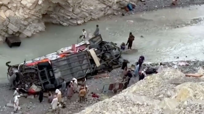 Bus Jatuh ke Jurang di Pakistan