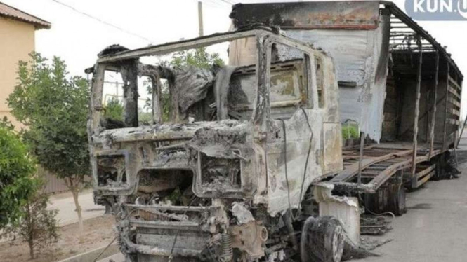 Truk terbakar habis saat kerusuhan di Nukus,Karakalpakstan, Uzbekistan