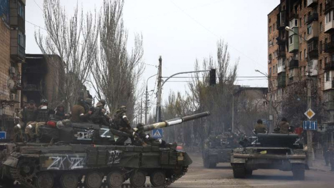 Kendaraan tank dan militer Rusia saat berada di Mariupol, Ukraina