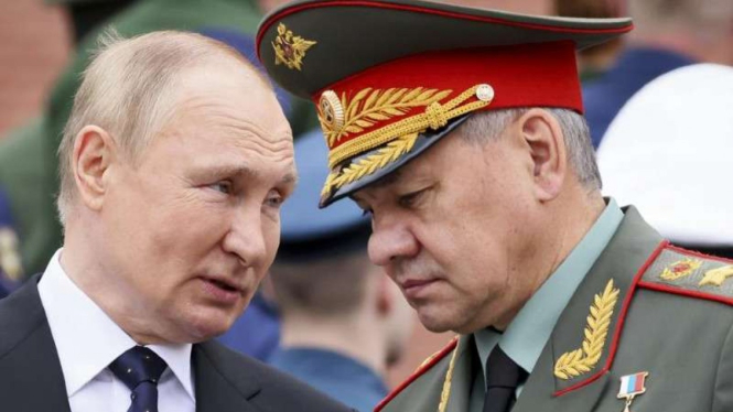Presiden Rusia Vladimir Putin dan Menhan Rusia Sergei Shoigu