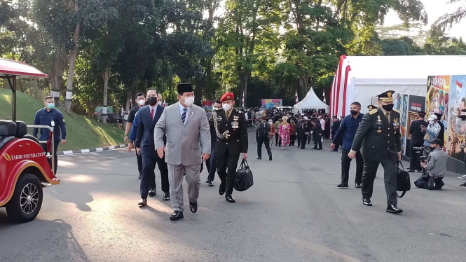 Menhan Prabowo Subianto Hadiri Upacara HUT Bhayangkara di Semarang