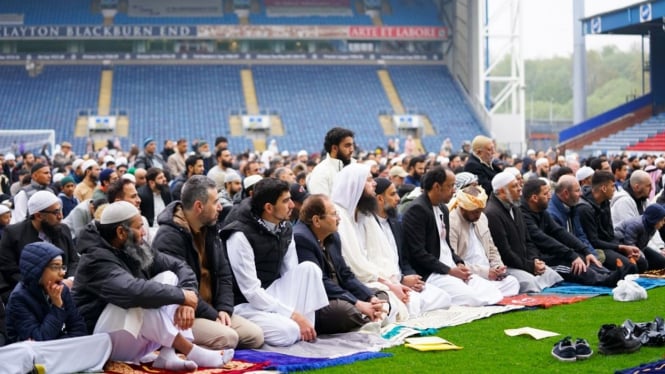 Salat Idul Fitri di markas Blackburn Rovers, Ewood Park.